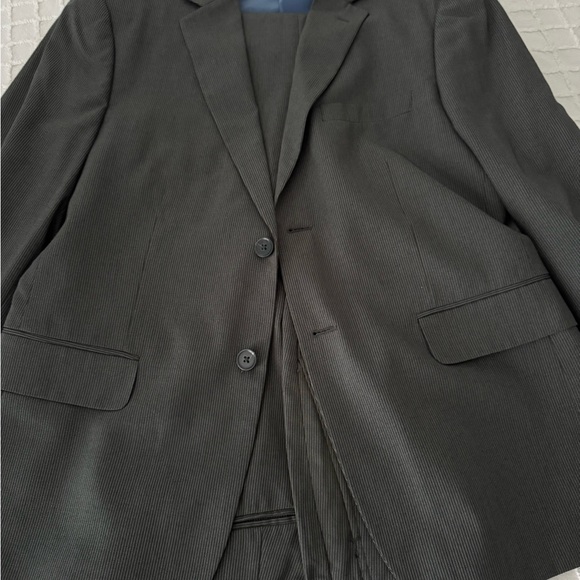 Classic Gray Men's Suit 40S - Picture 3 of 8